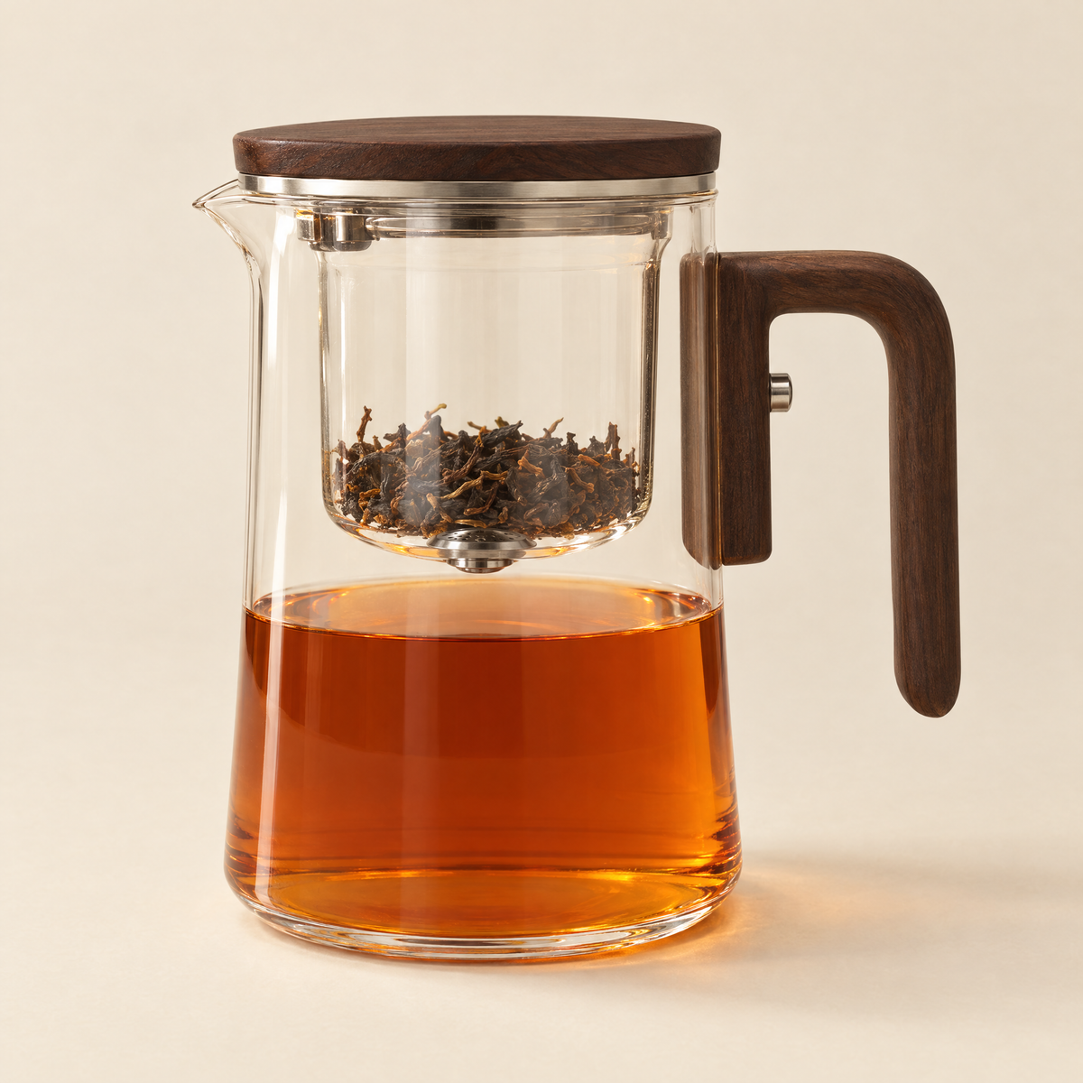 The 27 fl oz (800 ml) Mesato Teapot with amber tea, on a cream background